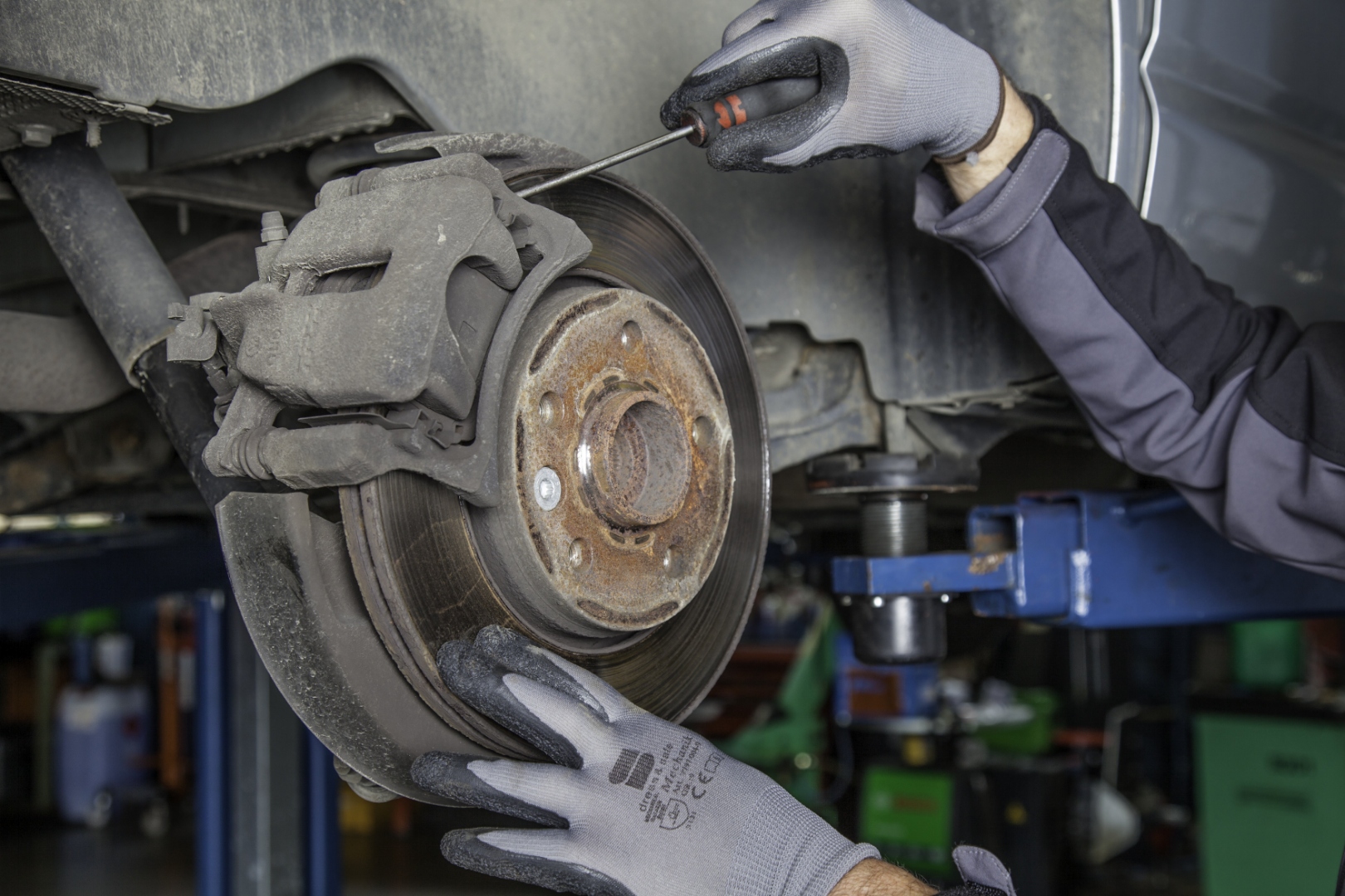Bremsenservice – Mechaniker wechselt Bremsscheibe