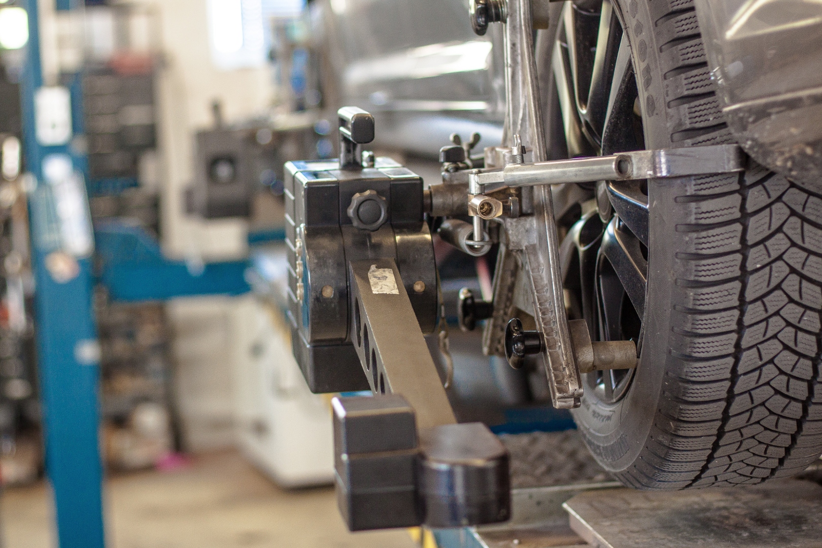Spurvermessung – Radeinstellmaschine in der Werkstatthalle
